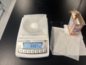 Electronic balance measuring the amount of baking soda